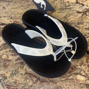OluKai Ohana Sandals NWT